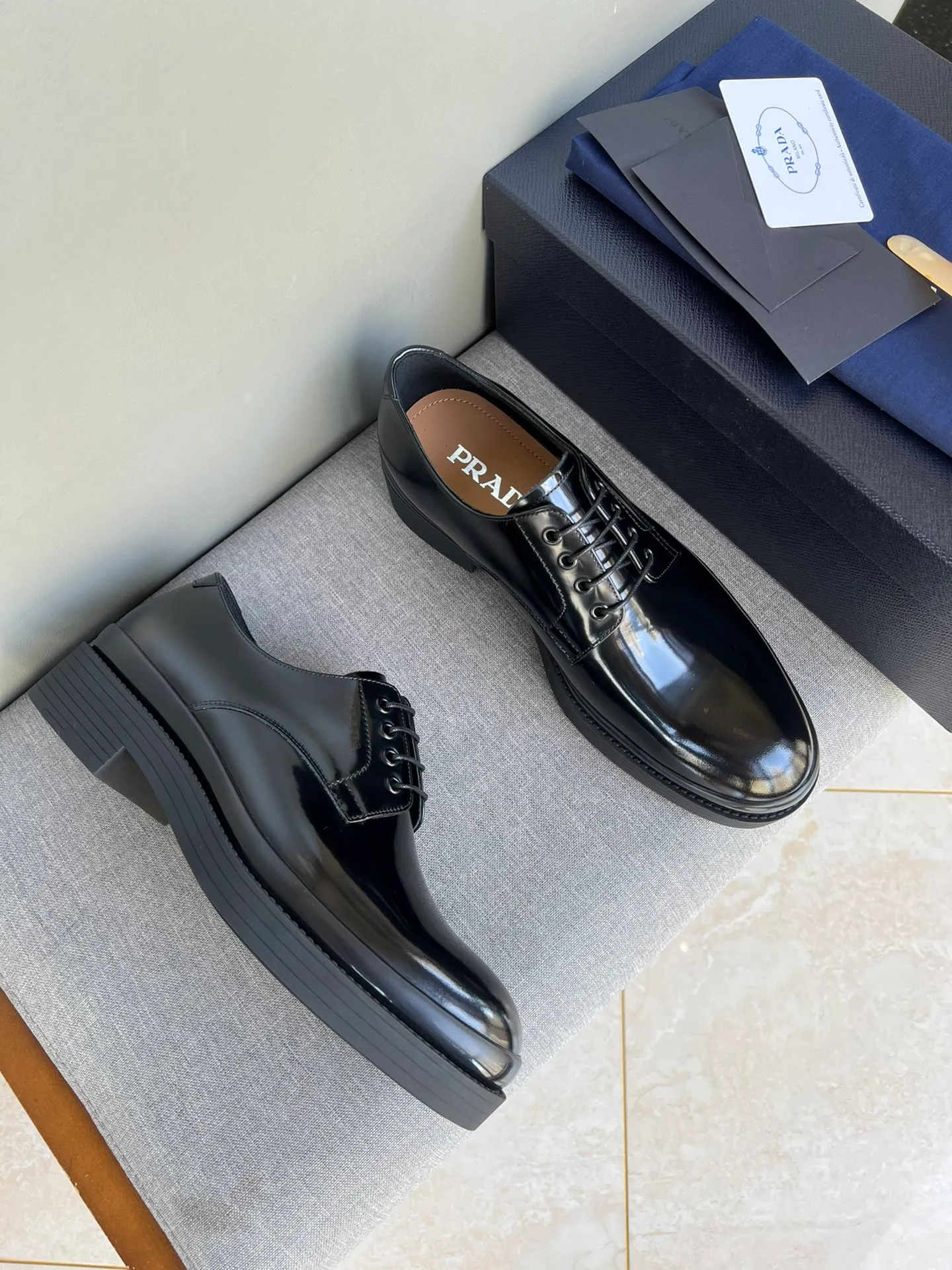Men's shoes 💰860 💰Best recommendation✨PRADA Prada top purchasing quality imported upper with color-brushed edge beads carved toe design cowhide lining private molded TPU outsole non-slip, wear-resistant and elastic fashionable and versatile burgundy black blue 39-44 in stock (38, 45 customized for replacement, return and exchange)